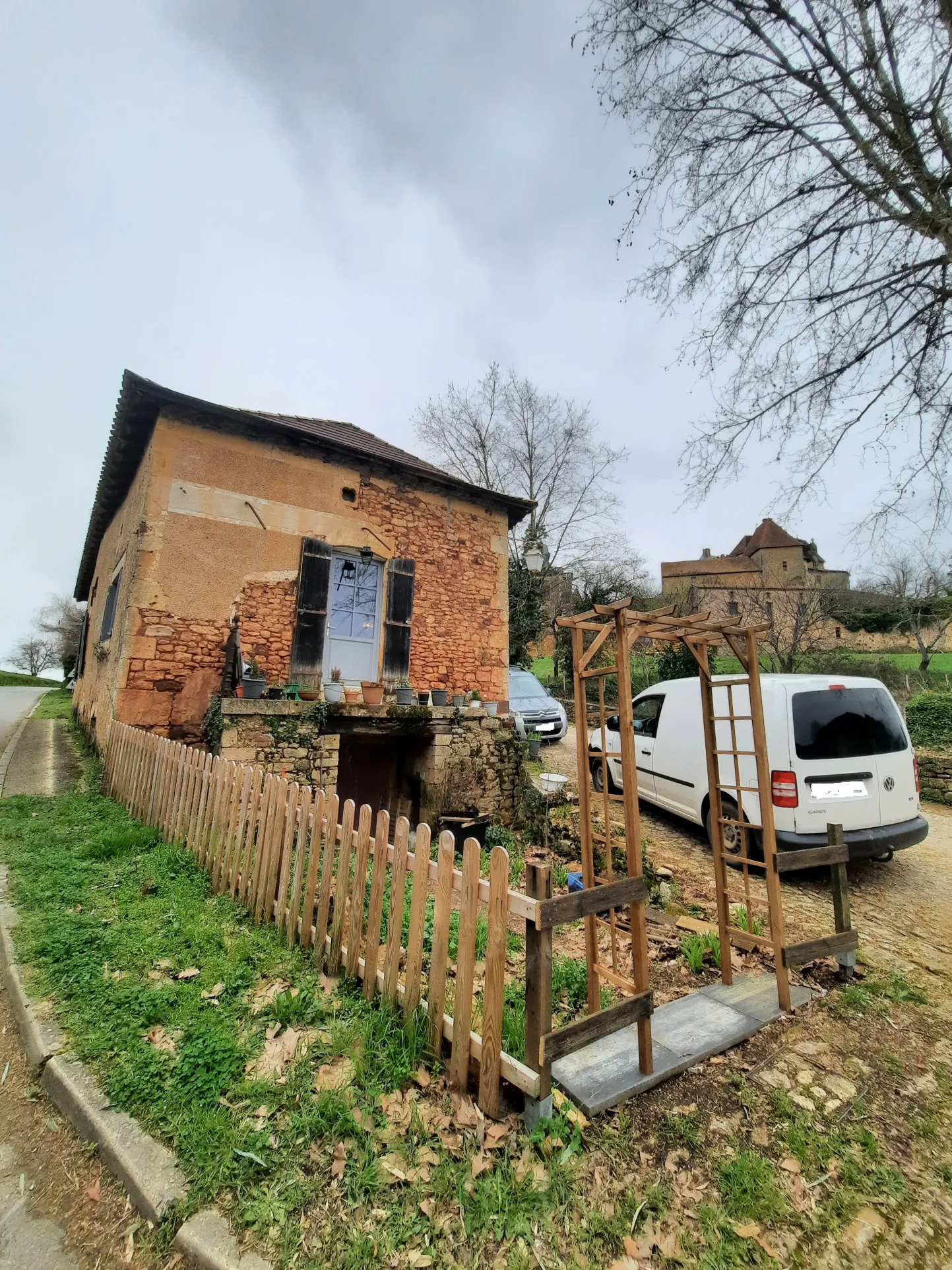 Maison Ancienne à Biron sous la Garde du Château 