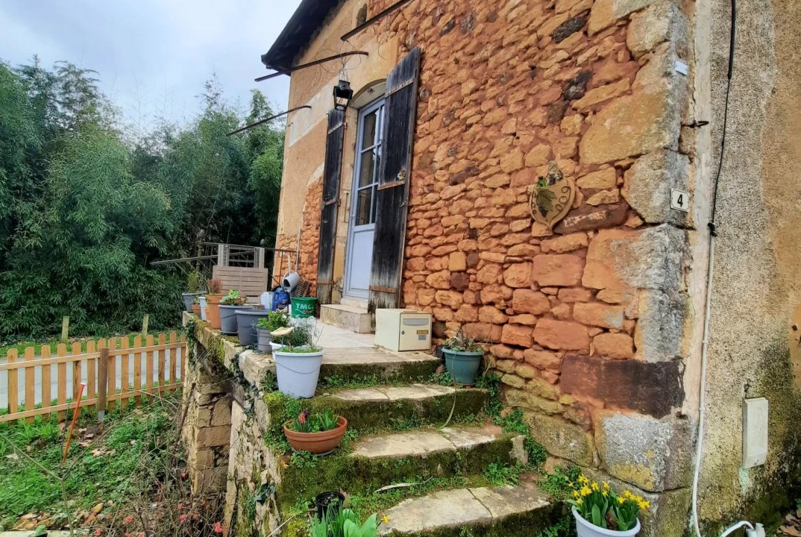 Maison Ancienne à Biron sous la Garde du Château 