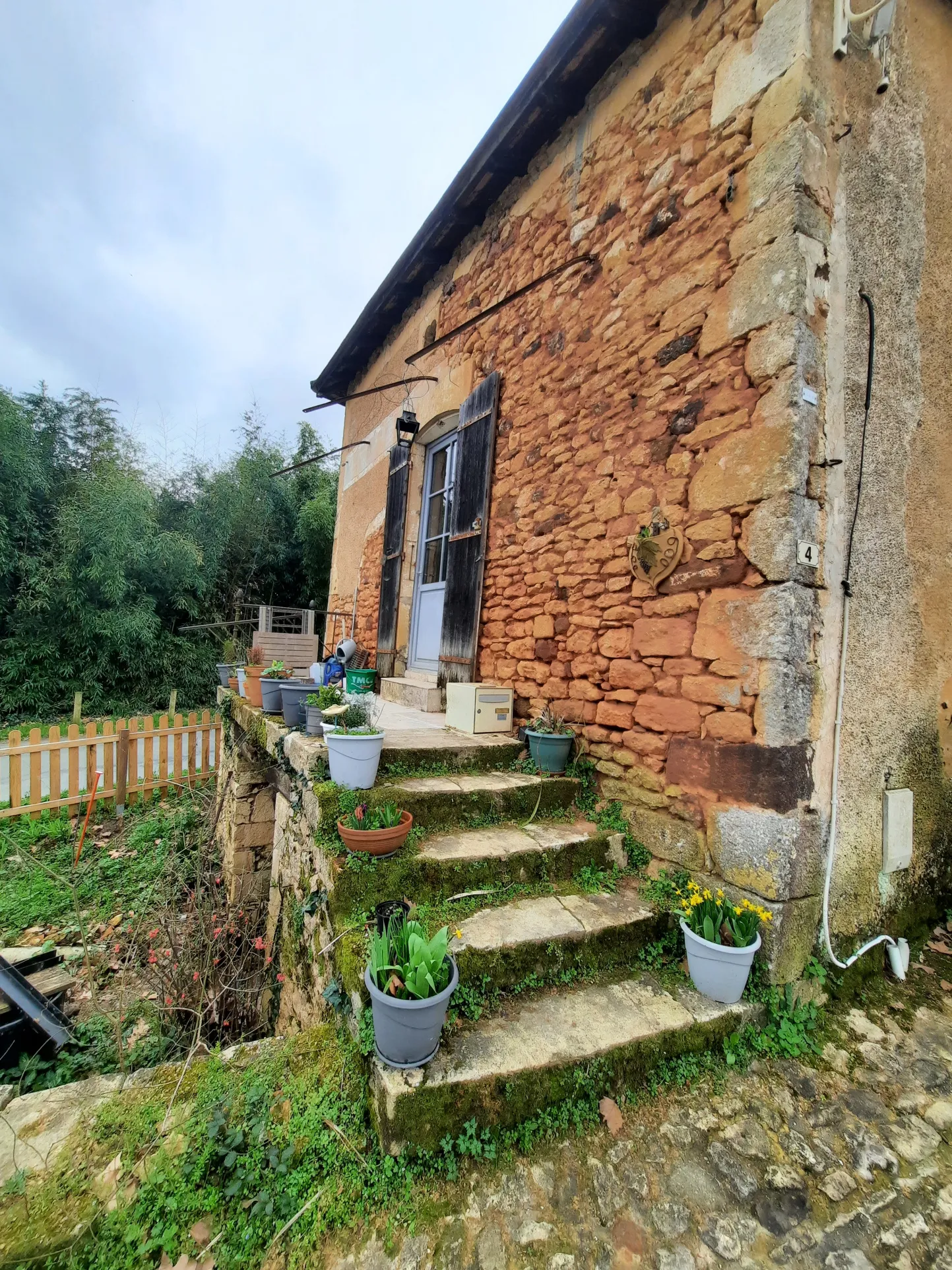 Maison Ancienne à Biron sous la Garde du Château 