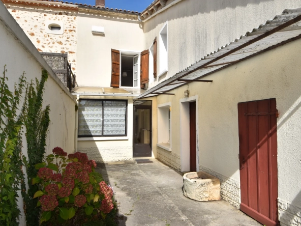 Maison de bourg à Montbron avec cour intérieure