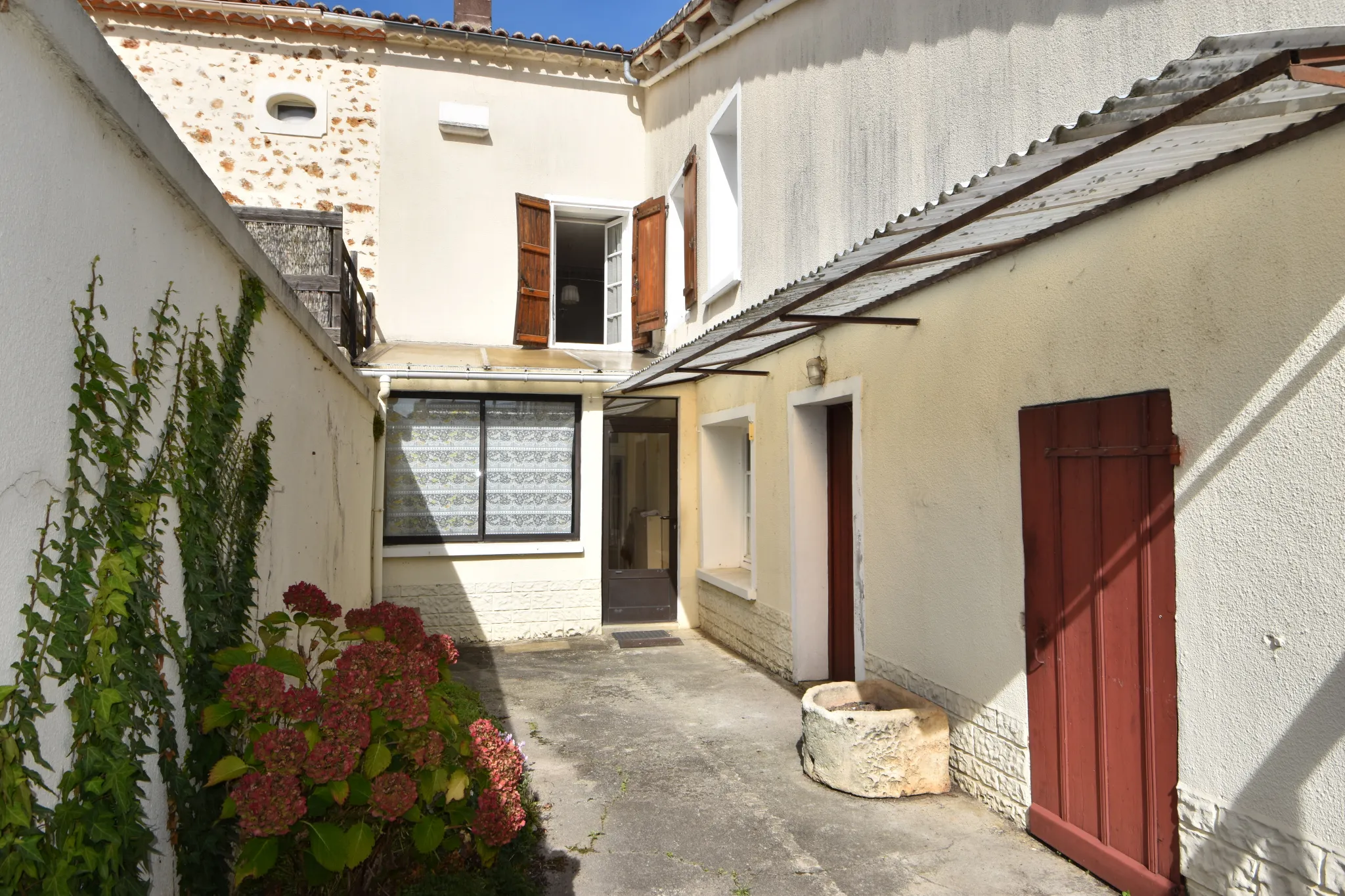 Maison de bourg à Montbron avec cour intérieure 