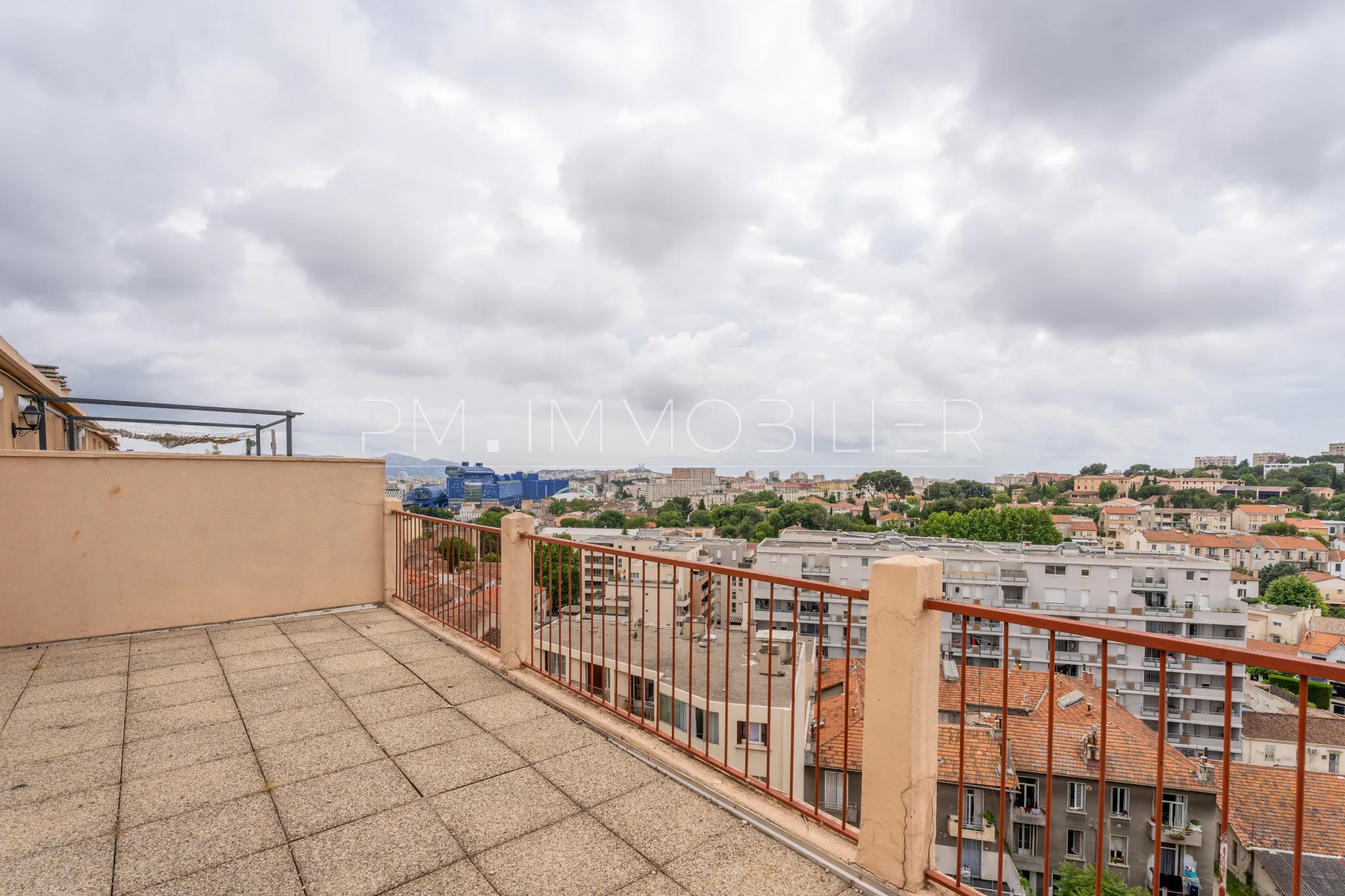 Appartement avec terrasse et vue panoramique à Marseille 13ème 