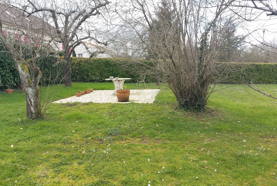 Pavillon individuel à Sciecq avec piscine et jardin spacieux 