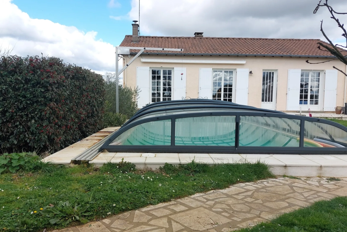 Pavillon individuel à Sciecq avec piscine et jardin spacieux 