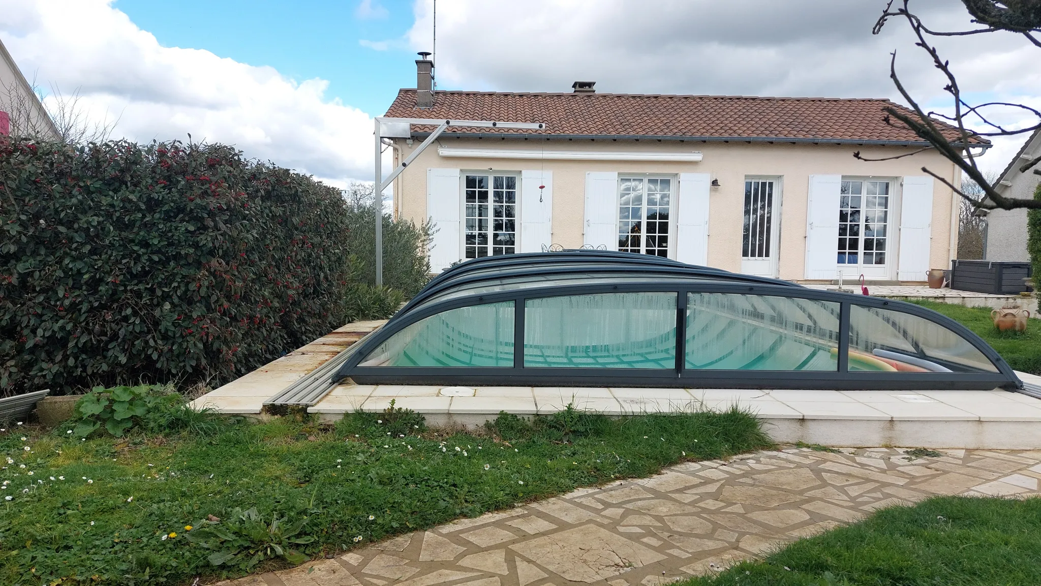 Pavillon individuel à Sciecq avec piscine et jardin spacieux 