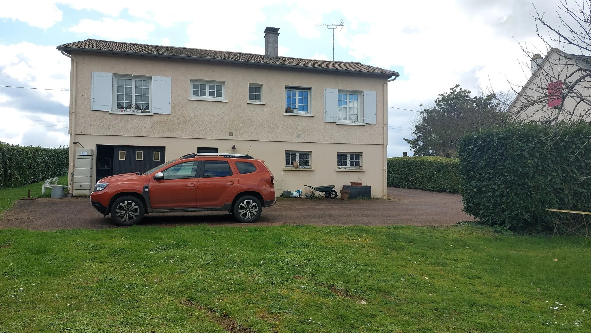 Pavillon individuel à Sciecq avec piscine et jardin spacieux 