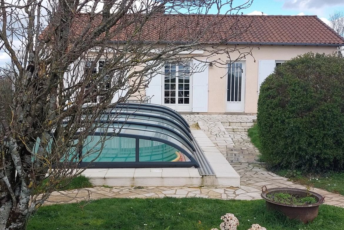 Pavillon individuel à Sciecq avec piscine et jardin spacieux 