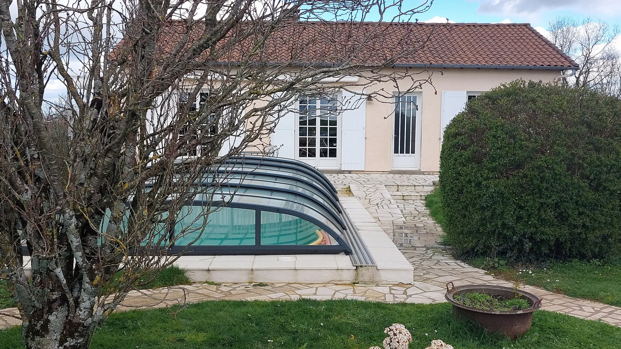 Pavillon individuel à Sciecq avec piscine et jardin spacieux 