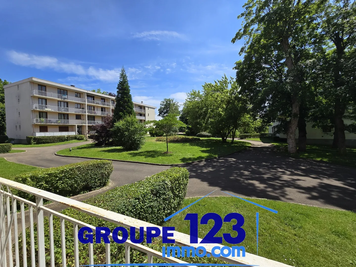 Appartement spacieux avec balcon et parking à Auxerre 