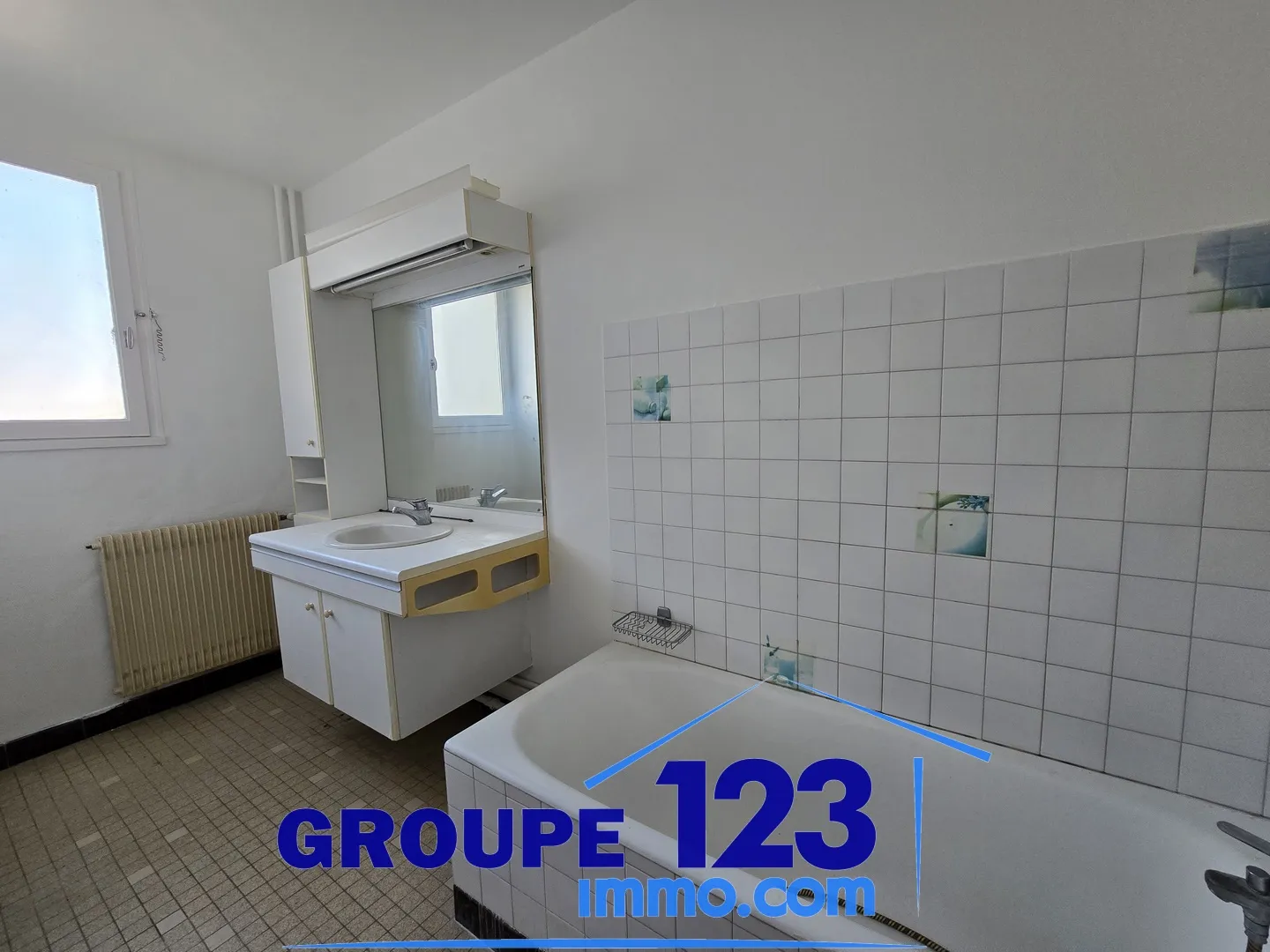 Appartement spacieux avec balcon et parking à Auxerre 