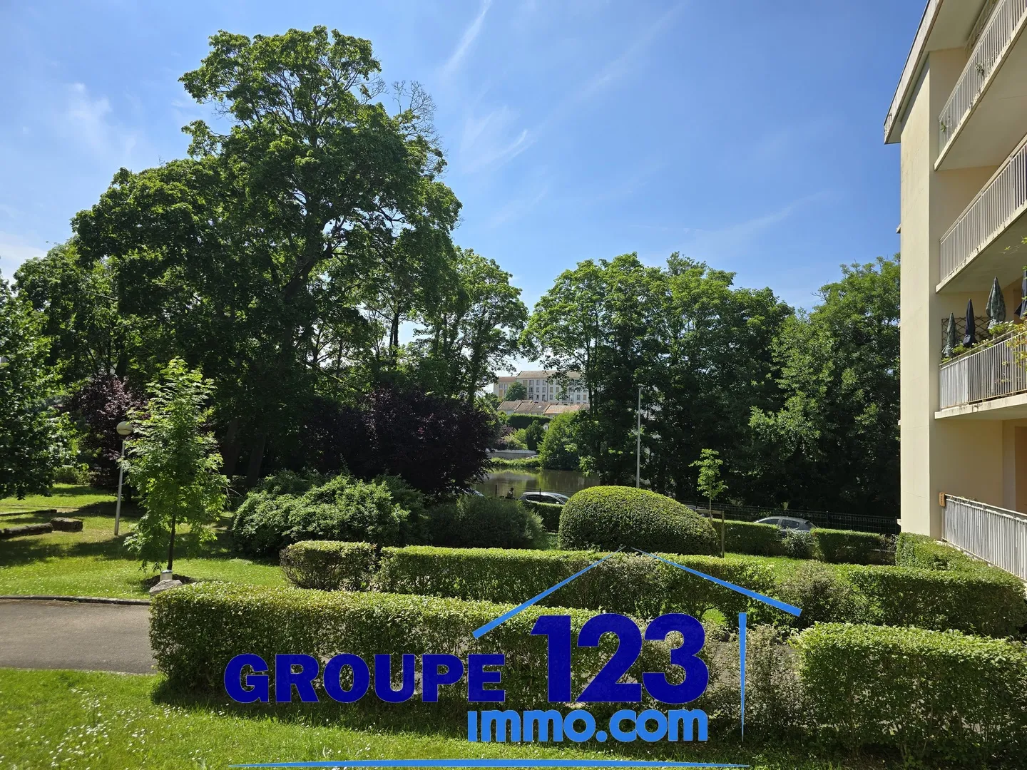 Appartement spacieux avec balcon et parking à Auxerre 