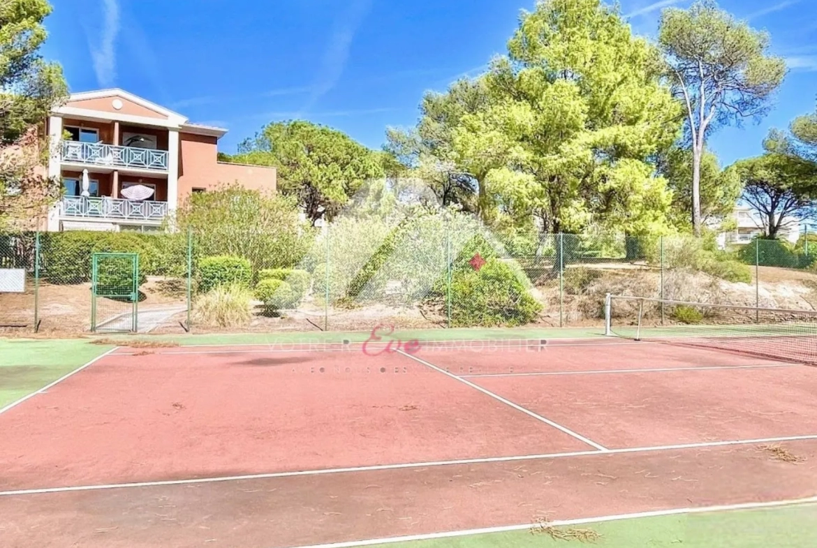 Appartement T2 avec balcon, stationnement et piscine à Saint-Raphaël 