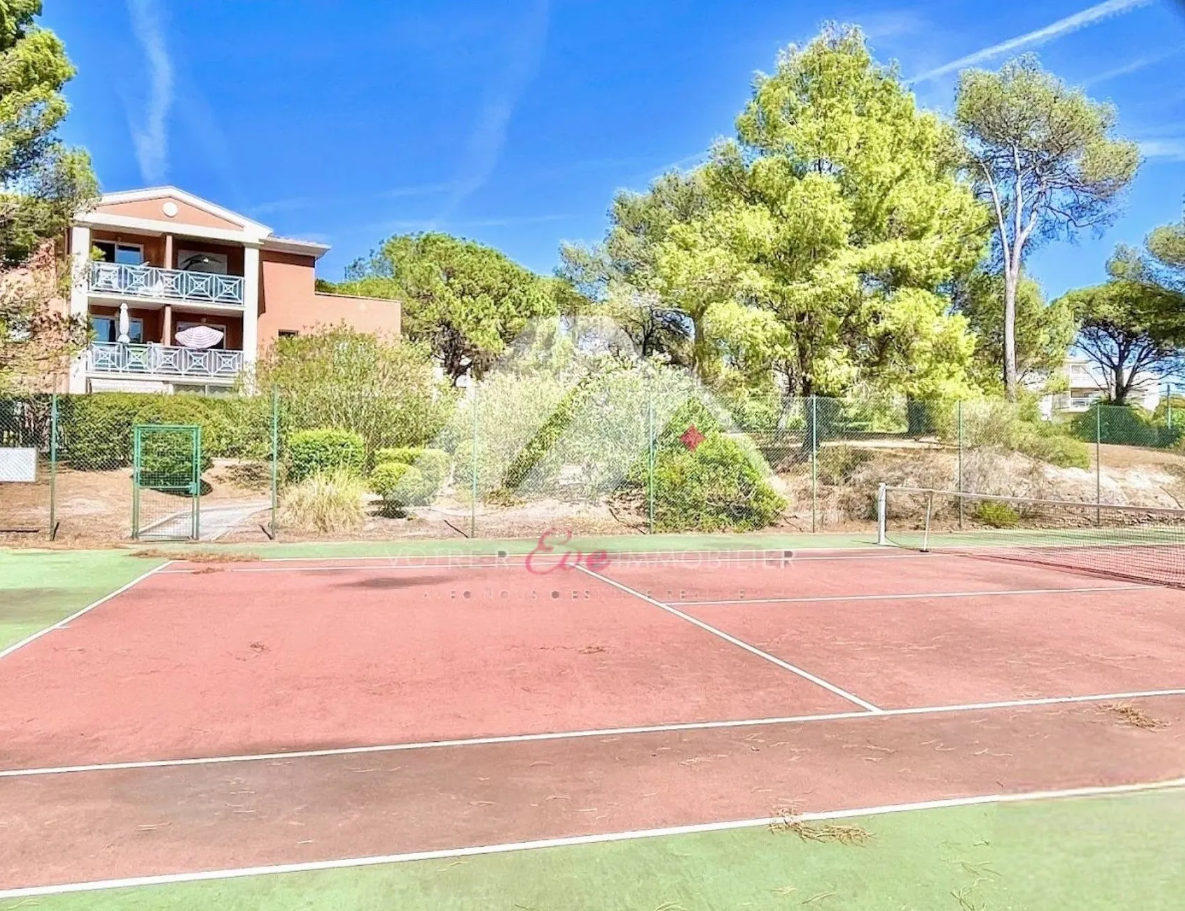 Appartement T2 avec balcon, stationnement et piscine à Saint-Raphaël 