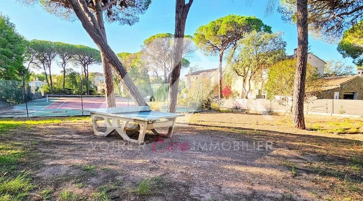 Appartement T2 avec balcon, stationnement et piscine à Saint-Raphaël 