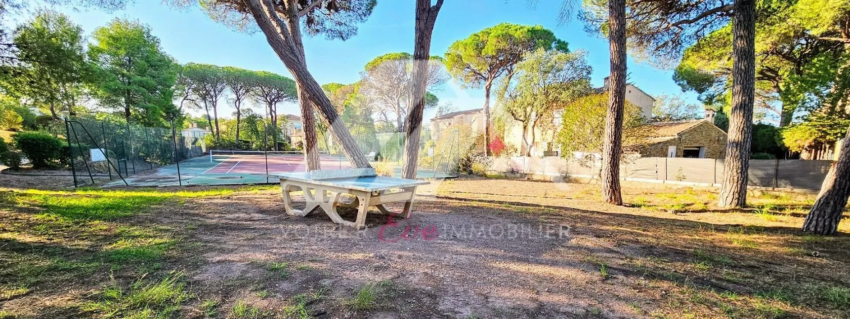 Appartement T2 avec balcon, stationnement et piscine à Saint-Raphaël 