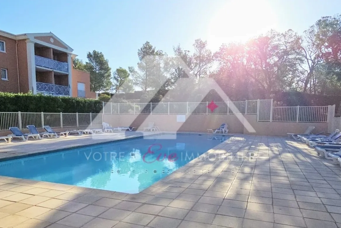 Appartement T2 avec balcon, stationnement et piscine à Saint-Raphaël 