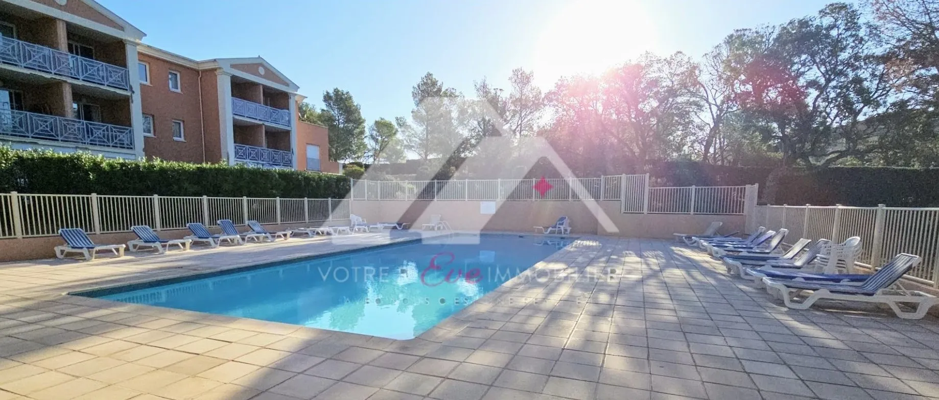 Appartement T2 avec balcon, stationnement et piscine à Saint-Raphaël 