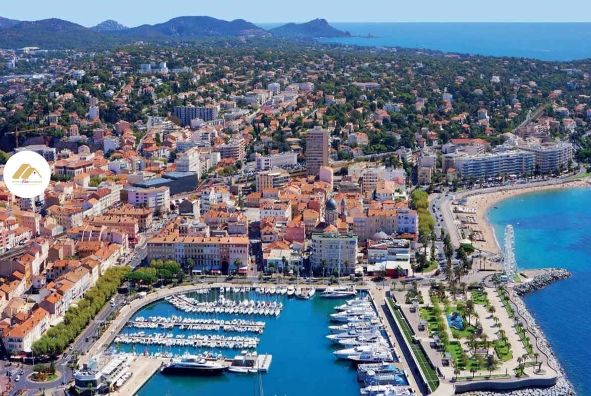 Appartement T2 avec balcon, stationnement et piscine à Saint-Raphaël 