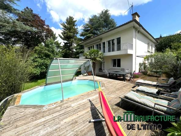 Maison Individuelle avec Piscine et Garage à Le Chambon-Feugerolles