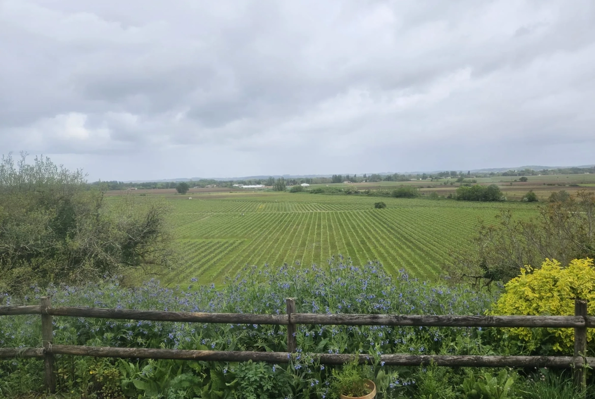 Belle Longère avec Dépendances à St Vincent de Pertignas 