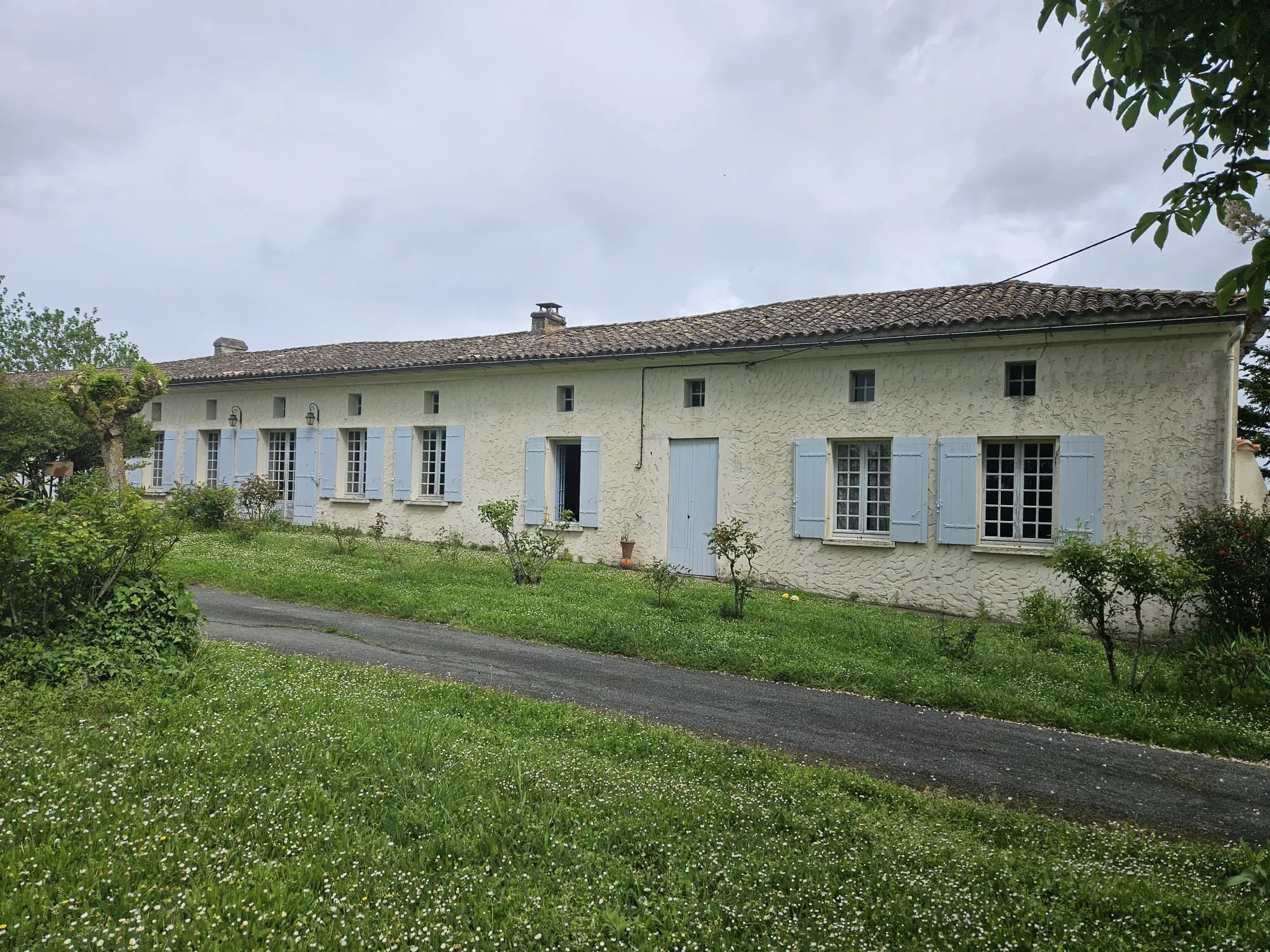 Belle Longère avec Dépendances à St Vincent de Pertignas 