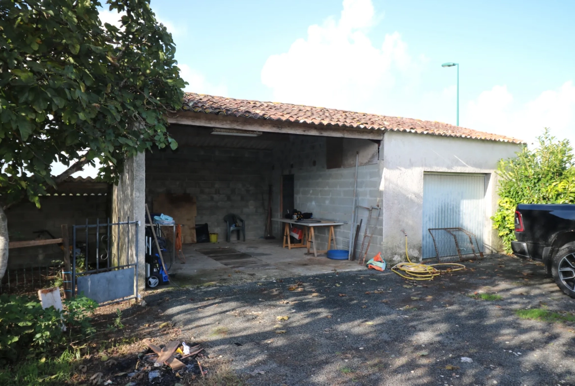 Maison T4 plain-pied avec jardin, garage, dépendance et piscine à Bignay 17400 