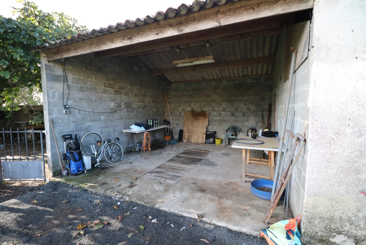 Maison T4 plain-pied avec jardin, garage, dépendance et piscine à Bignay 17400 