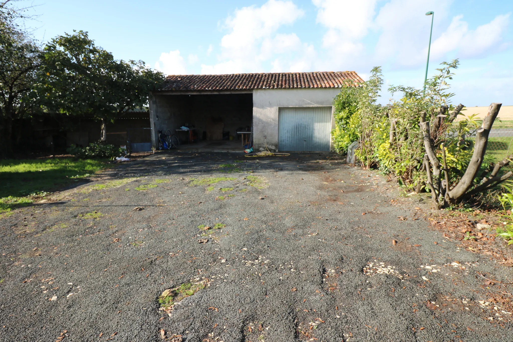 Maison T4 plain-pied avec jardin, garage, dépendance et piscine à Bignay 17400 