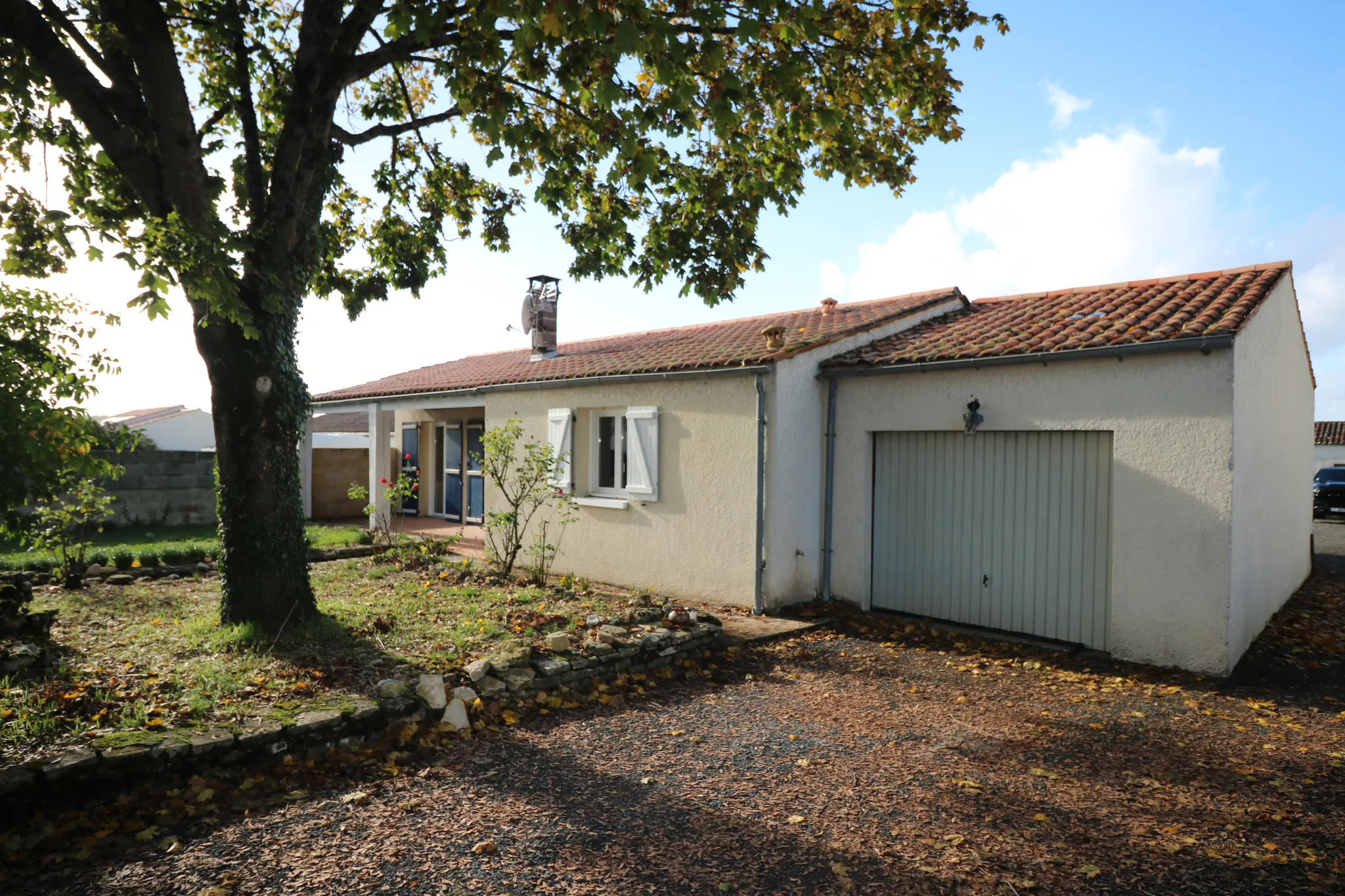 Maison T4 plain-pied avec jardin, garage, dépendance et piscine à Bignay 17400 