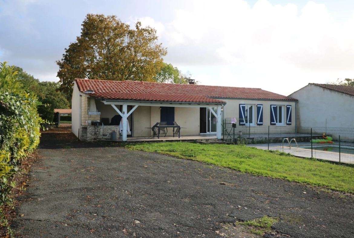 Maison T4 plain-pied avec jardin, garage, dépendance et piscine à Bignay 17400 