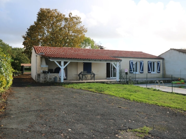 Maison T4 plain-pied avec jardin, garage, dépendance et piscine à Bignay 17400