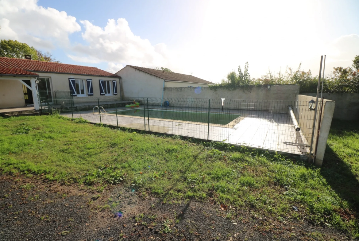 Maison T4 plain-pied avec jardin, garage, dépendance et piscine à Bignay 17400 