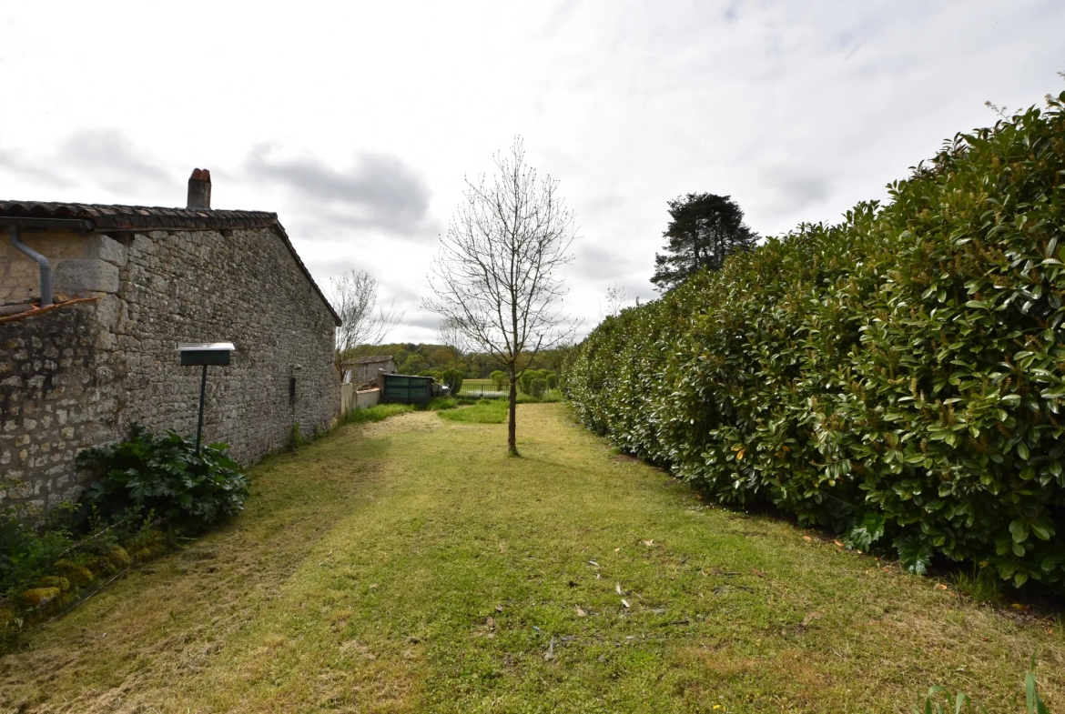 Maison de village avec jardin à Pranzac 