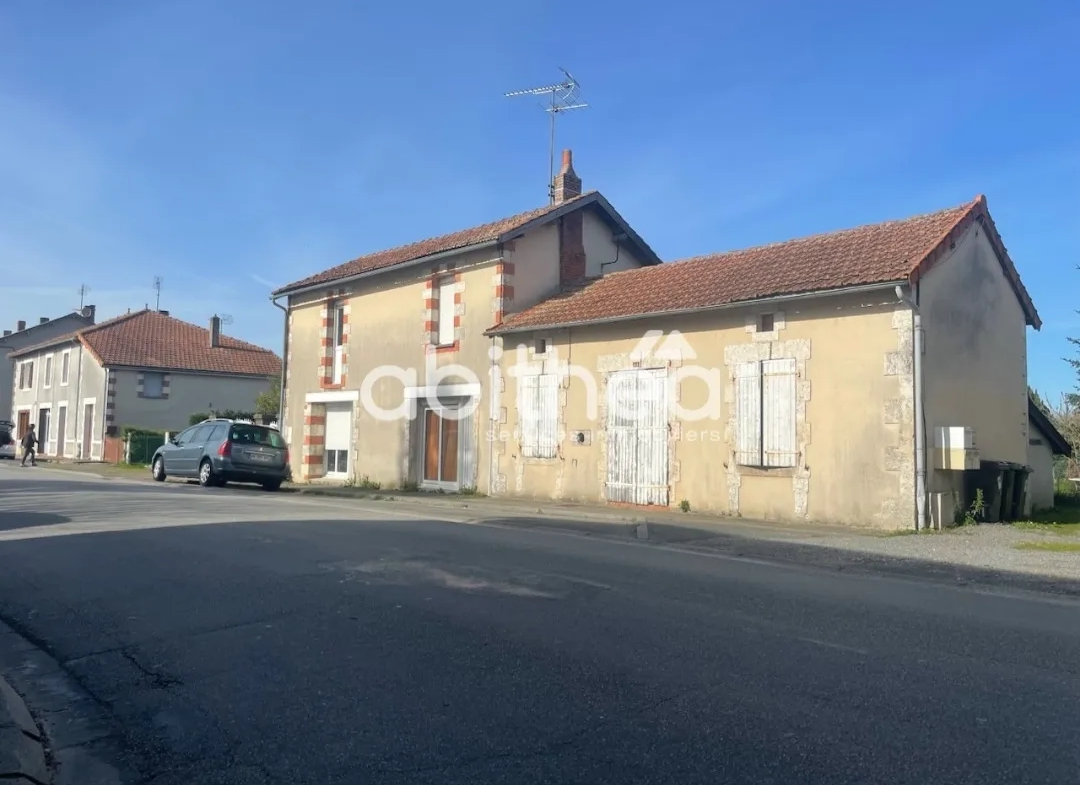 Immeuble à Roumazières-Loubert avec 3 Appartements 