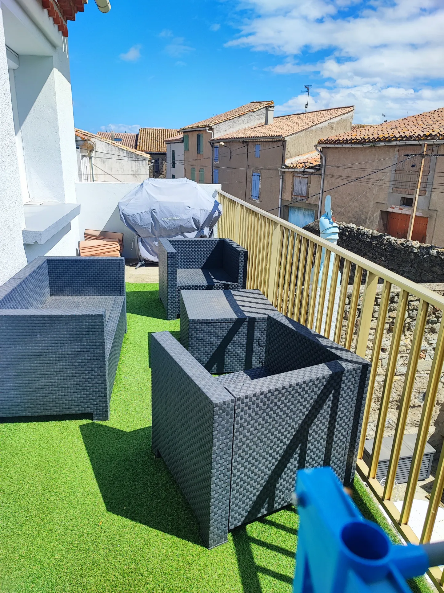 Maison rénovée avec cour, garage et terrasse à Azille 