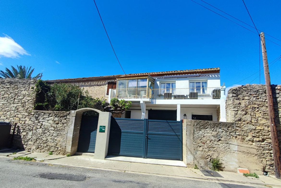 Maison rénovée avec cour, garage et terrasse à Azille 