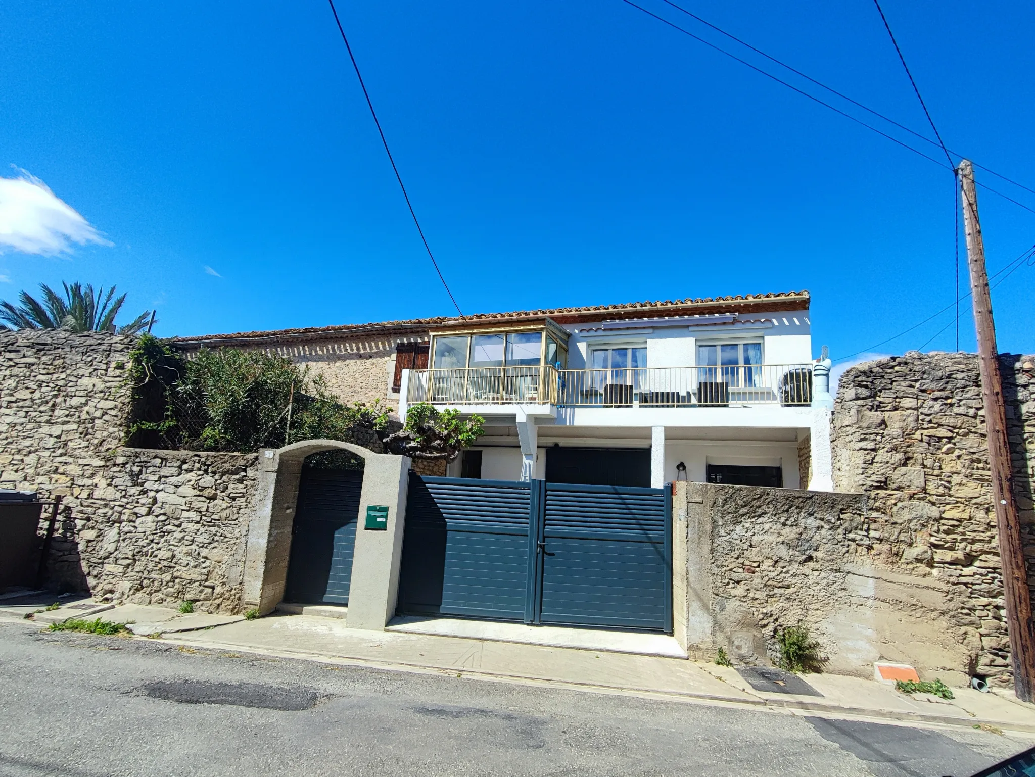 Maison rénovée avec cour, garage et terrasse à Azille 