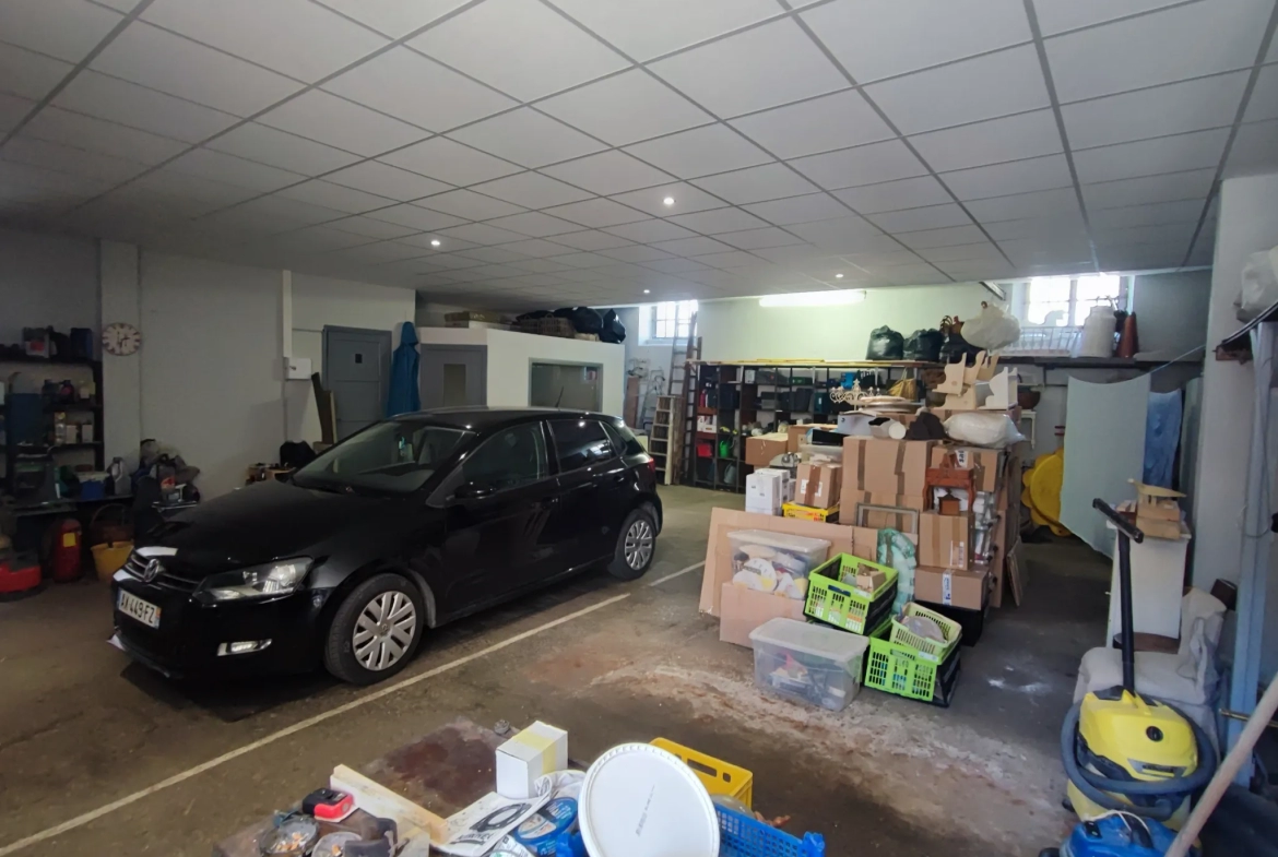 Maison rénovée avec cour, garage et terrasse à Azille 