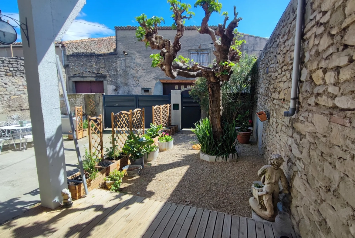 Maison rénovée avec cour, garage et terrasse à Azille 