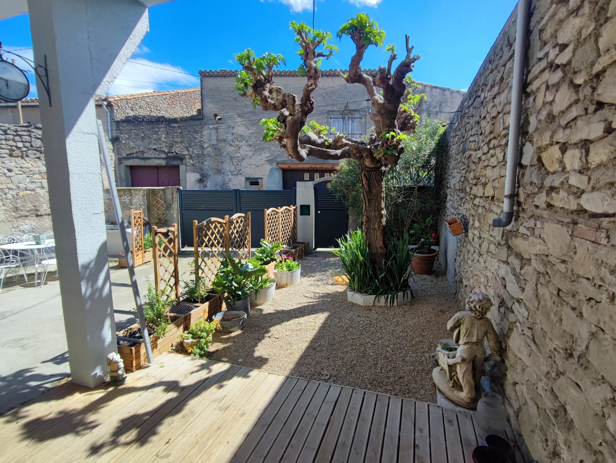 Maison rénovée avec cour, garage et terrasse à Azille 