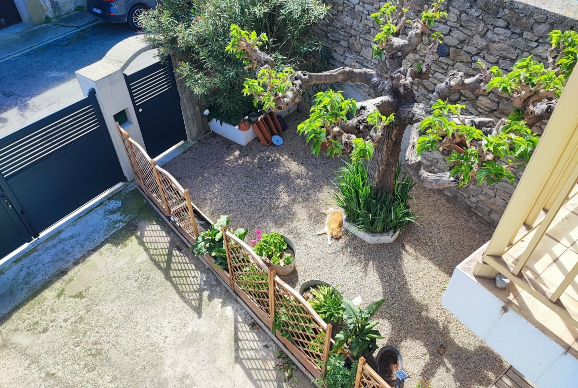 Maison rénovée avec cour, garage et terrasse à Azille 