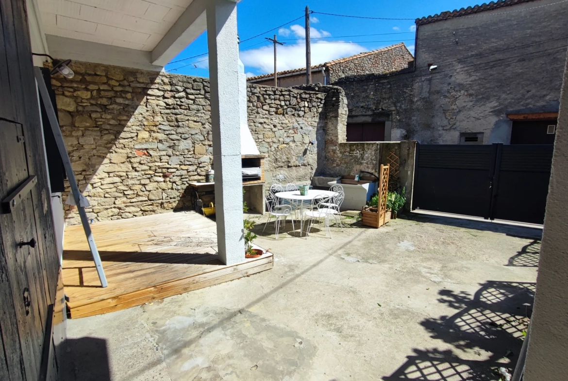 Maison rénovée avec cour, garage et terrasse à Azille 