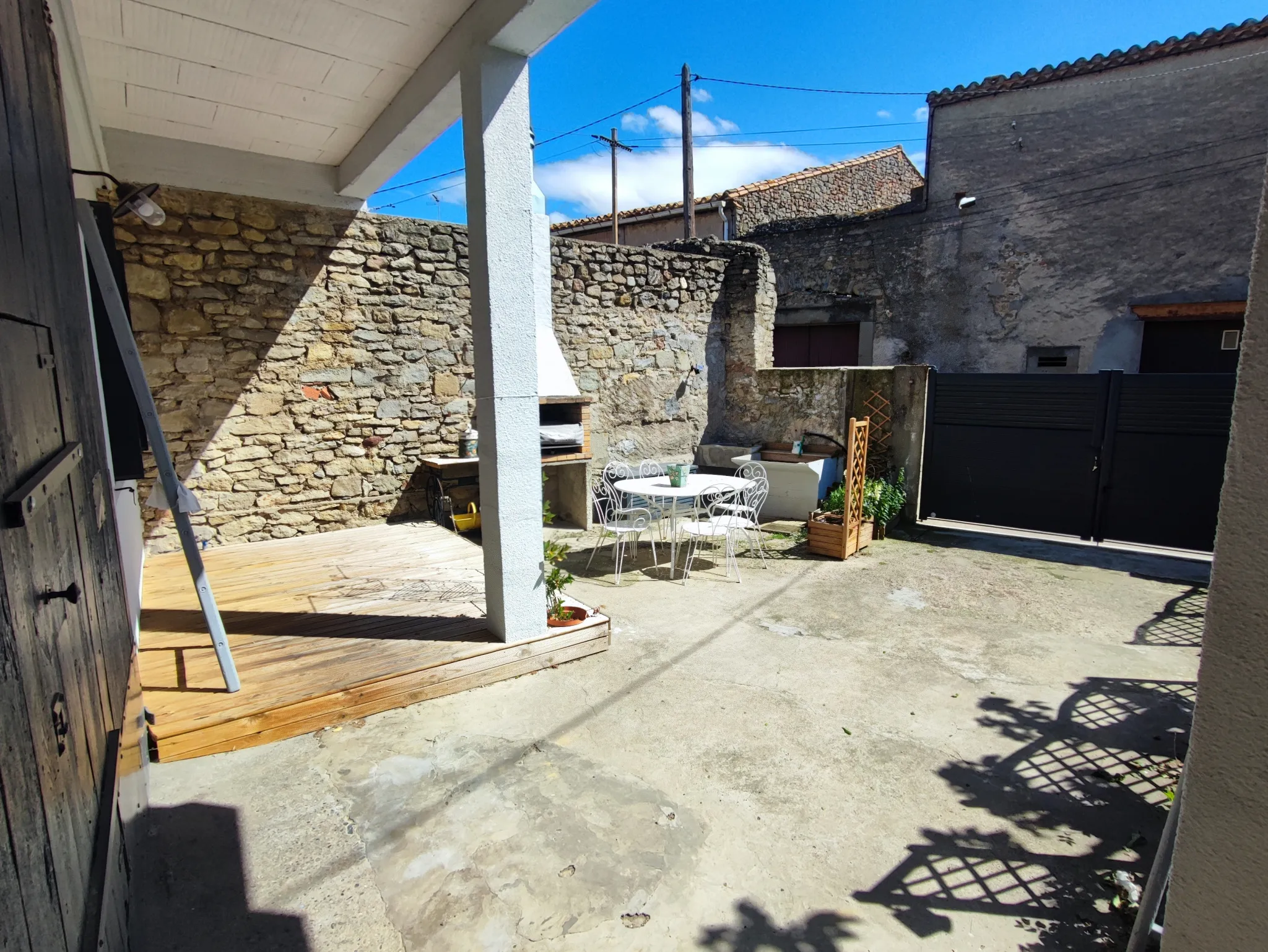 Maison rénovée avec cour, garage et terrasse à Azille 