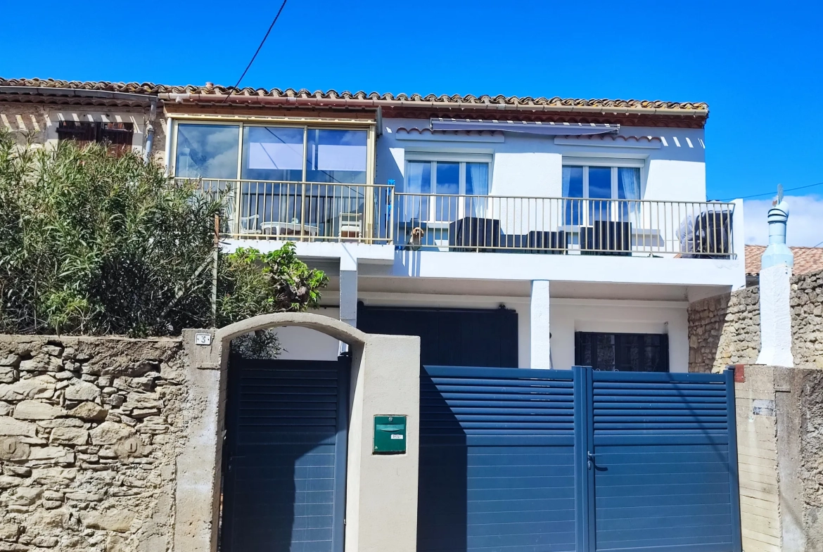 Maison rénovée avec cour, garage et terrasse à Azille 