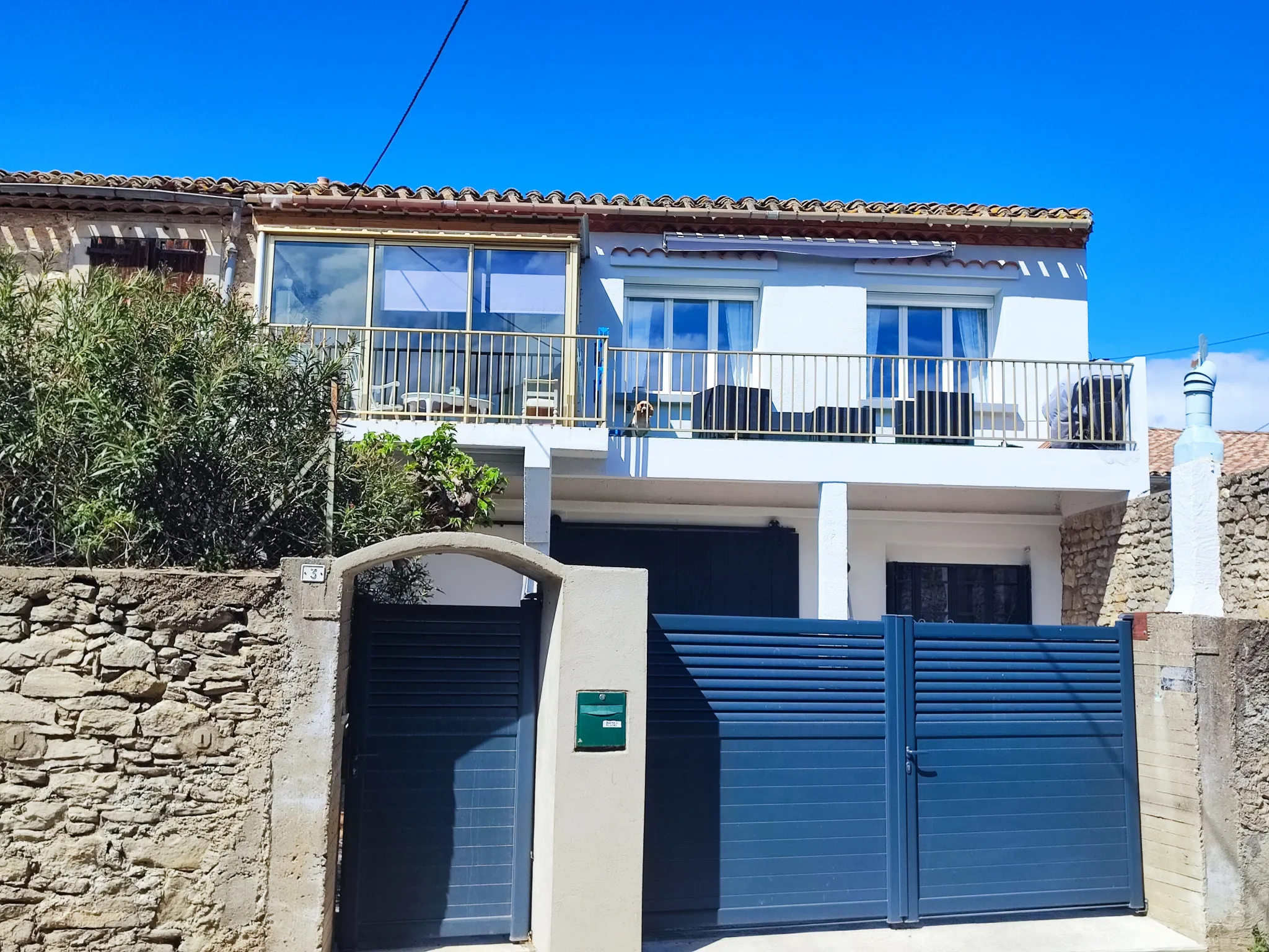 Maison rénovée avec cour, garage et terrasse à Azille 