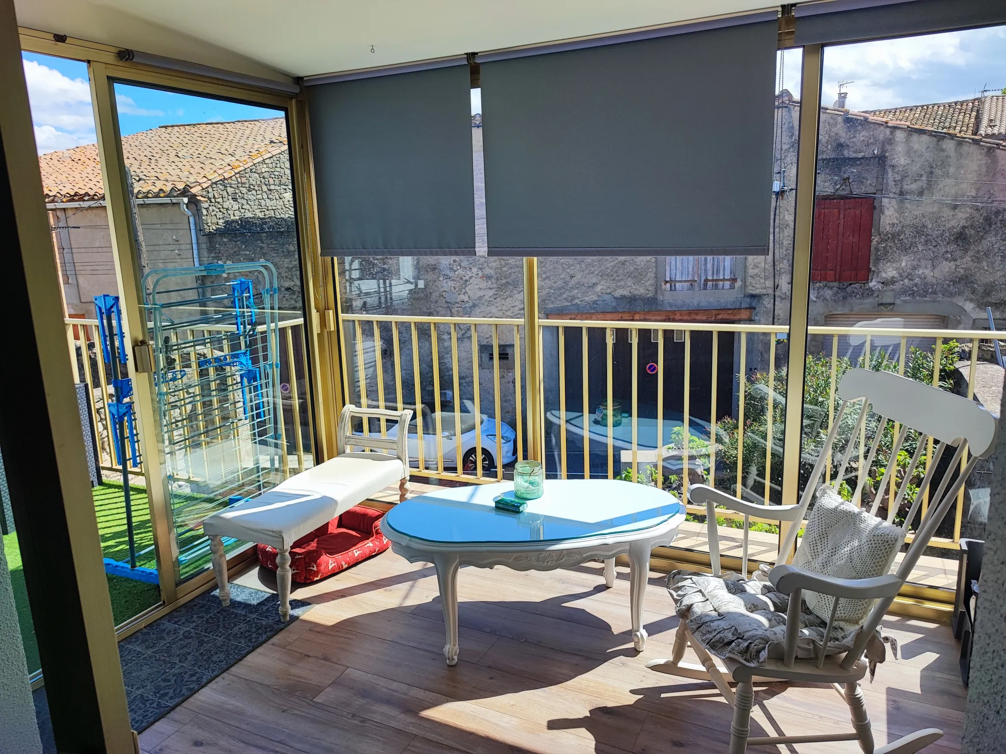 Maison rénovée avec cour, garage et terrasse à Azille 