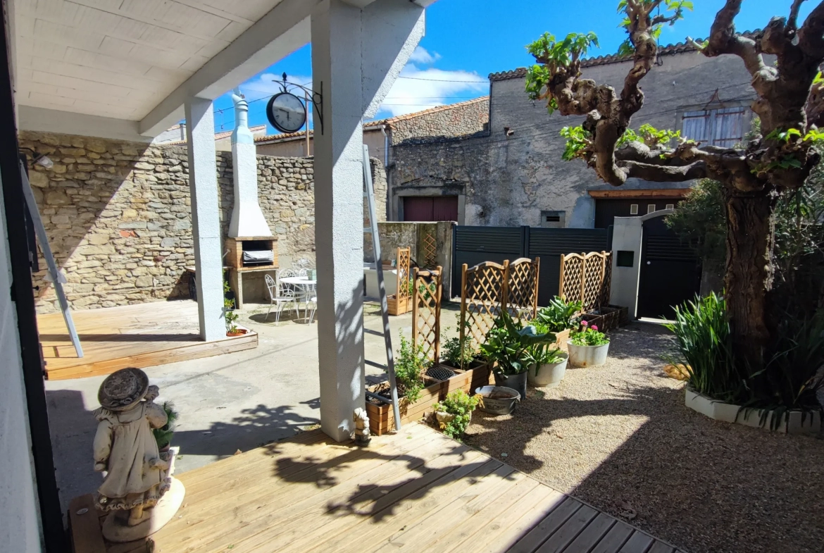 Maison rénovée avec cour, garage et terrasse à Azille 