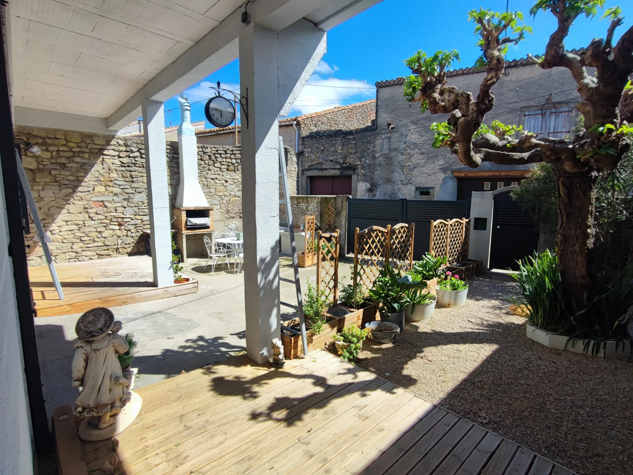 Maison rénovée avec cour, garage et terrasse à Azille 