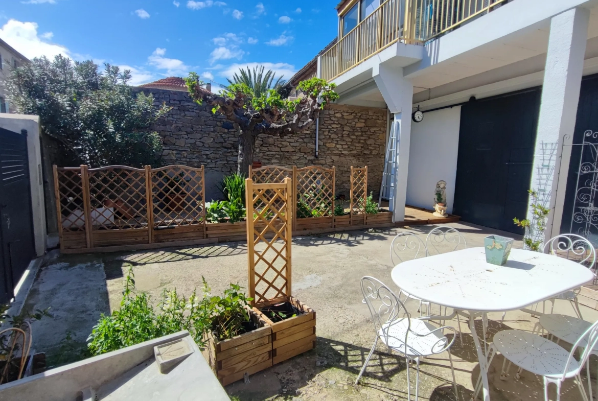 Maison rénovée avec cour, garage et terrasse à Azille 