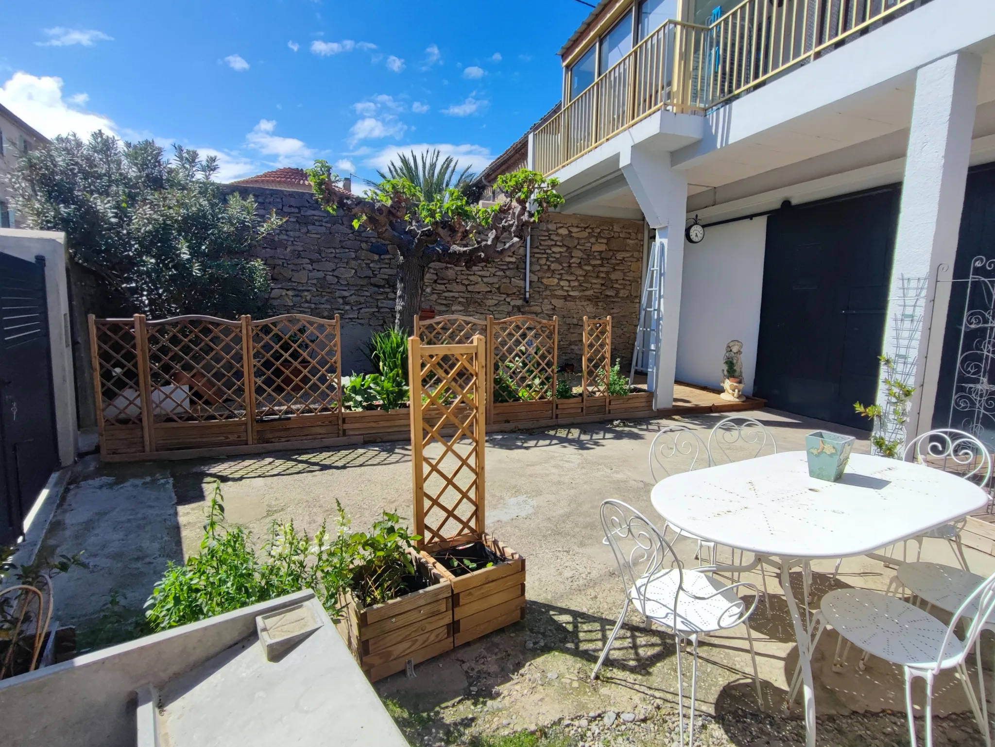 Maison rénovée avec cour, garage et terrasse à Azille 